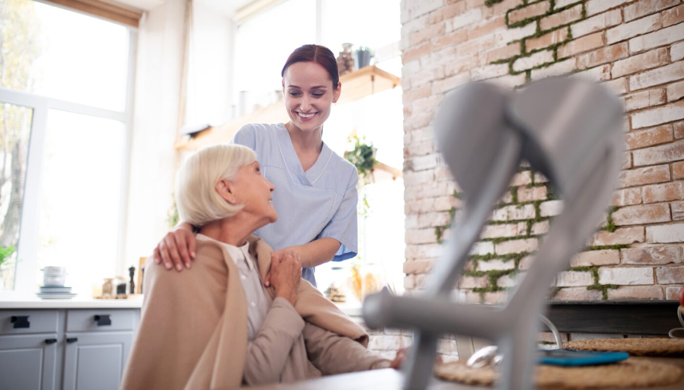 Bonus Anziani 2026: Fino a 1.392 Euro al Mese per Over 80 Non Autosufficienti — Requisiti, Domanda e Obblighi